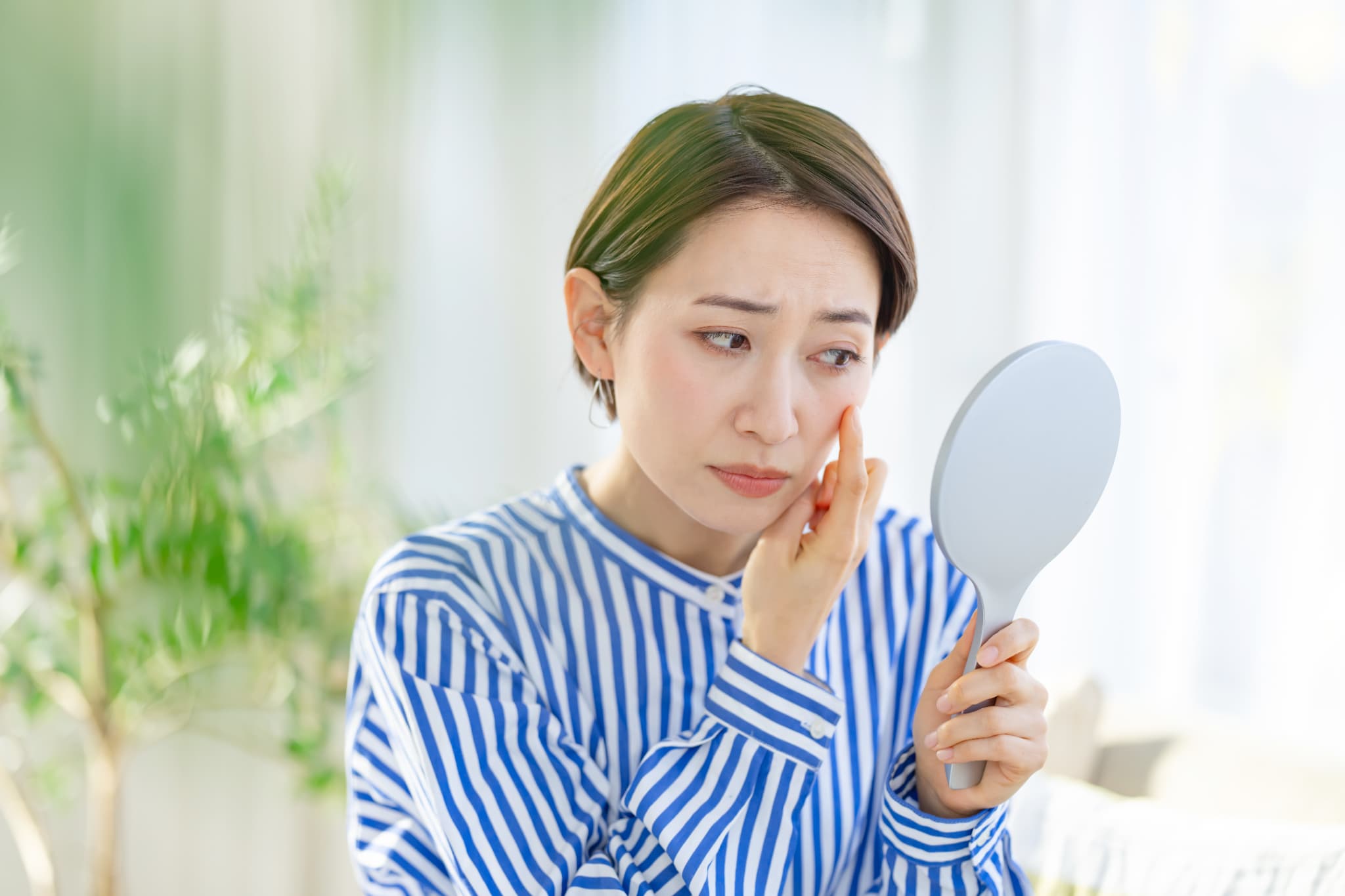 年齢による目元の変化を解説|たるみ・クマの原因と効果的なエイジングケアとは